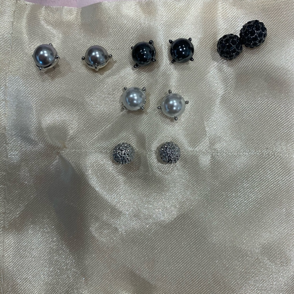 New! Simply Vera, Vera Wang Set of 5 earrings.